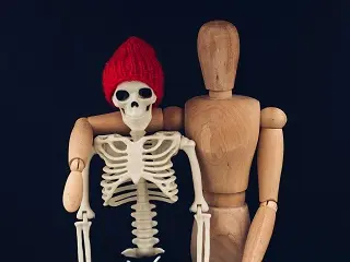 Barbara-Deicke-Skelettmodell-Gliederpuppe-Behandlungen-Koerperarbeit