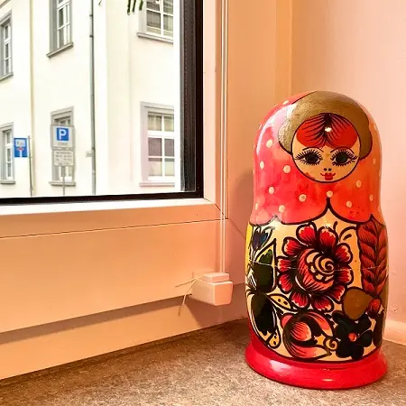 Behandlungsraum Praxis Deicke Matroschka auf Fensterbank