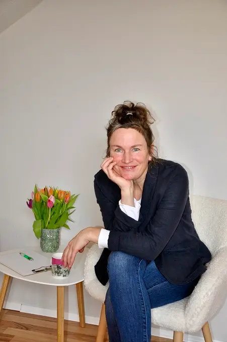 Barbara Deicke in ihrer Praxis für Osteopathie & Physiotherapie in Melsungen